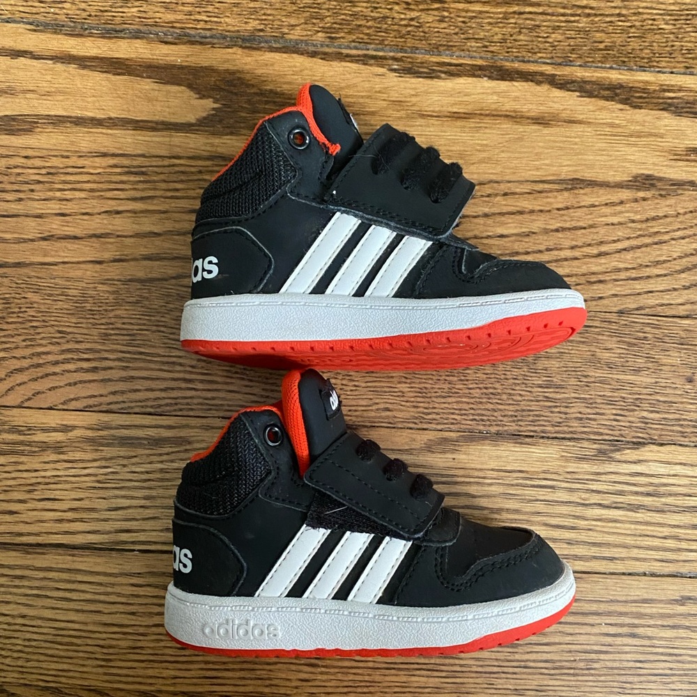 Size 6c Adidas Hoops mid 2.0 Unisex Child Hoops Basketball Shoe - Picture 1 of 1